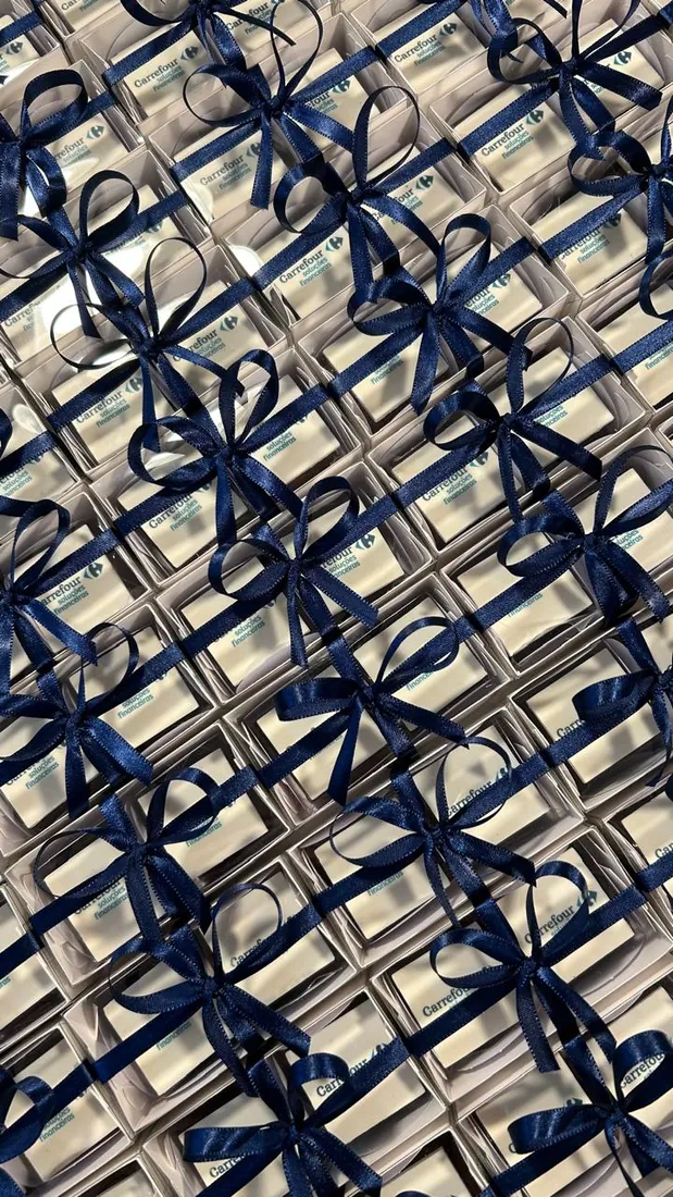 Brindes corporativos personalizados Carrefour em caixas com fita azul | Le Malu