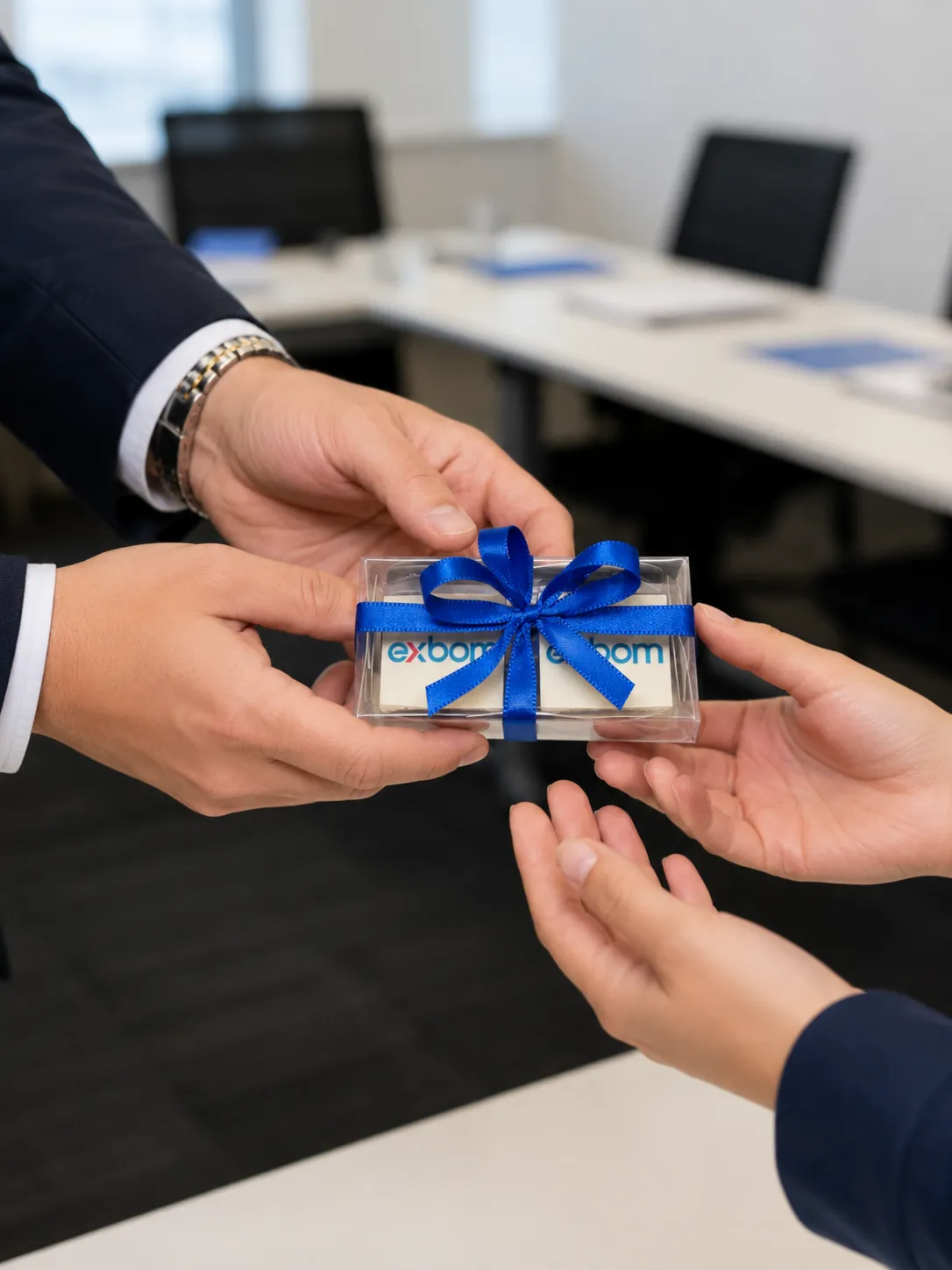 Doces personalizados com logo Exbom em sala de reunião corporativa | Le Malu