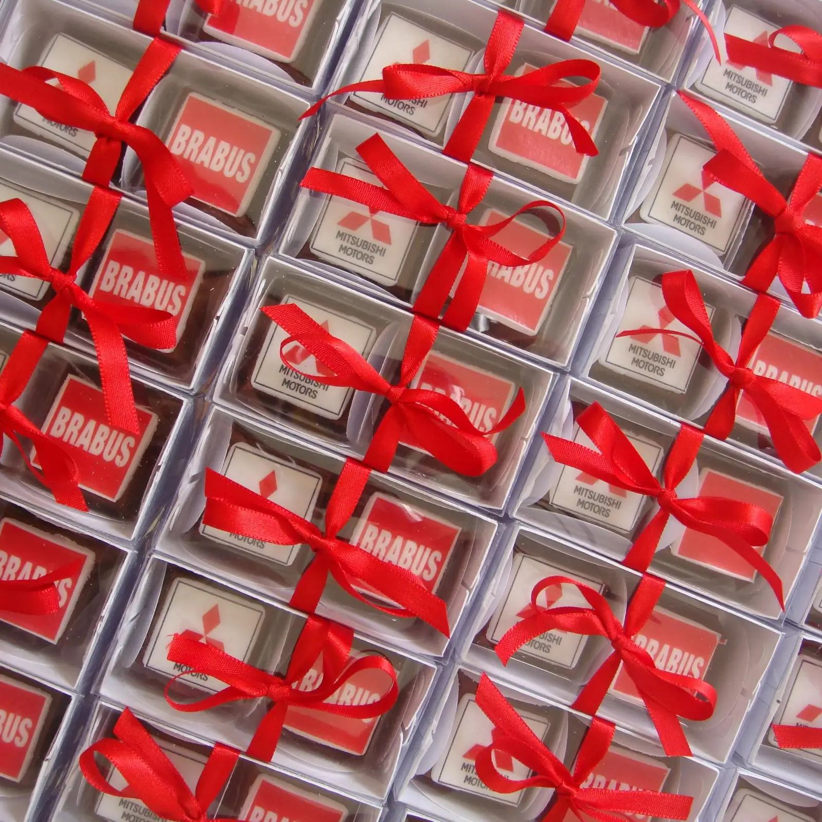 Doce quadrado personalizado como brinde corporativo Mitsubishi Motors | Le Malu
