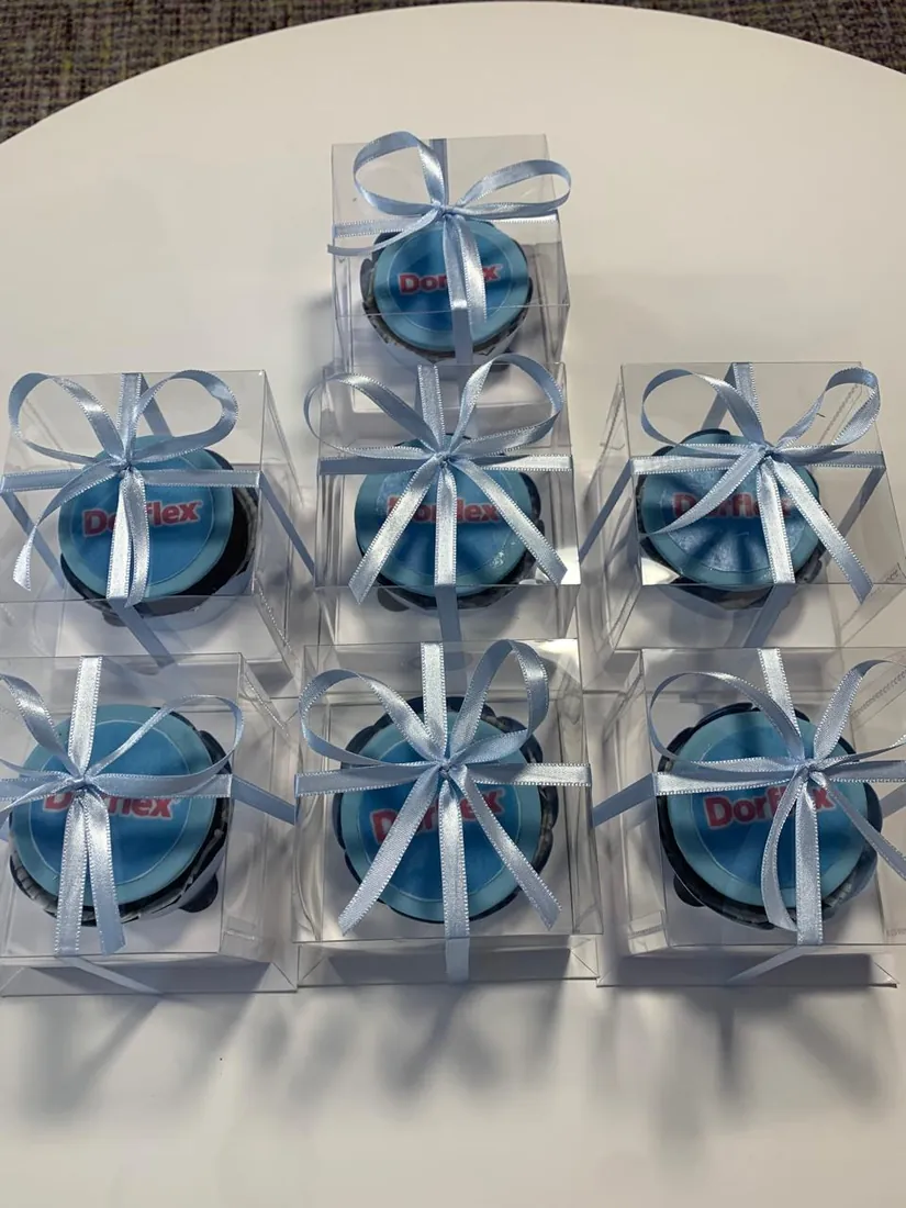 Cupcake personalizado com logo Dorflex em caixa acrílica | Le Malu