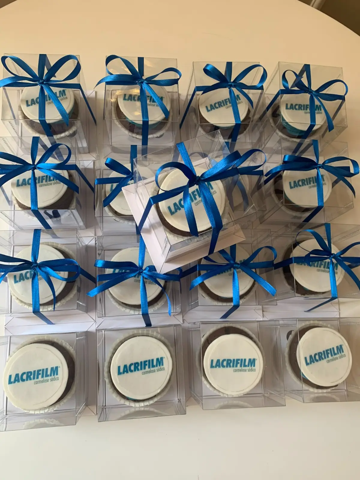 Cupcake personalizado com logo Lacrifilm | Le Malu