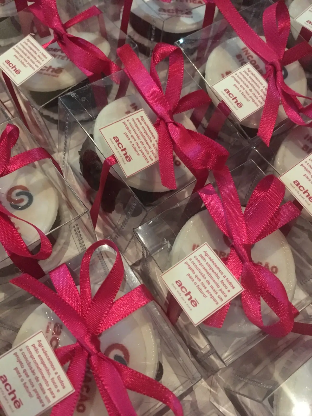 Cupcake personalizado com logo Aché | Le Malu