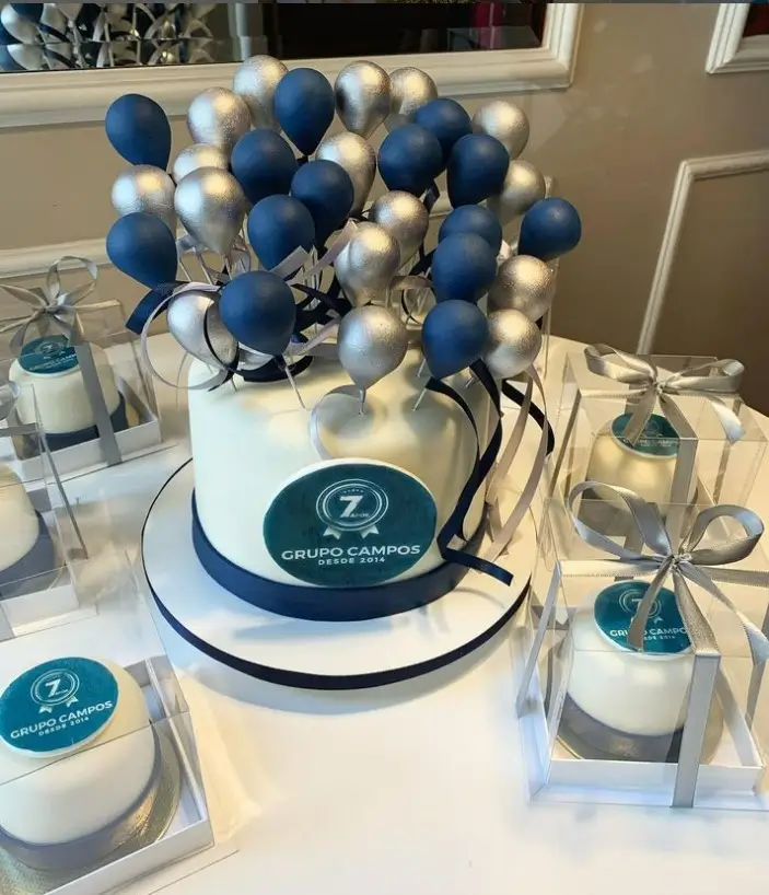 Bolo e mini bolos personalizados para evento corporativo Grupo Campos | Le Malu