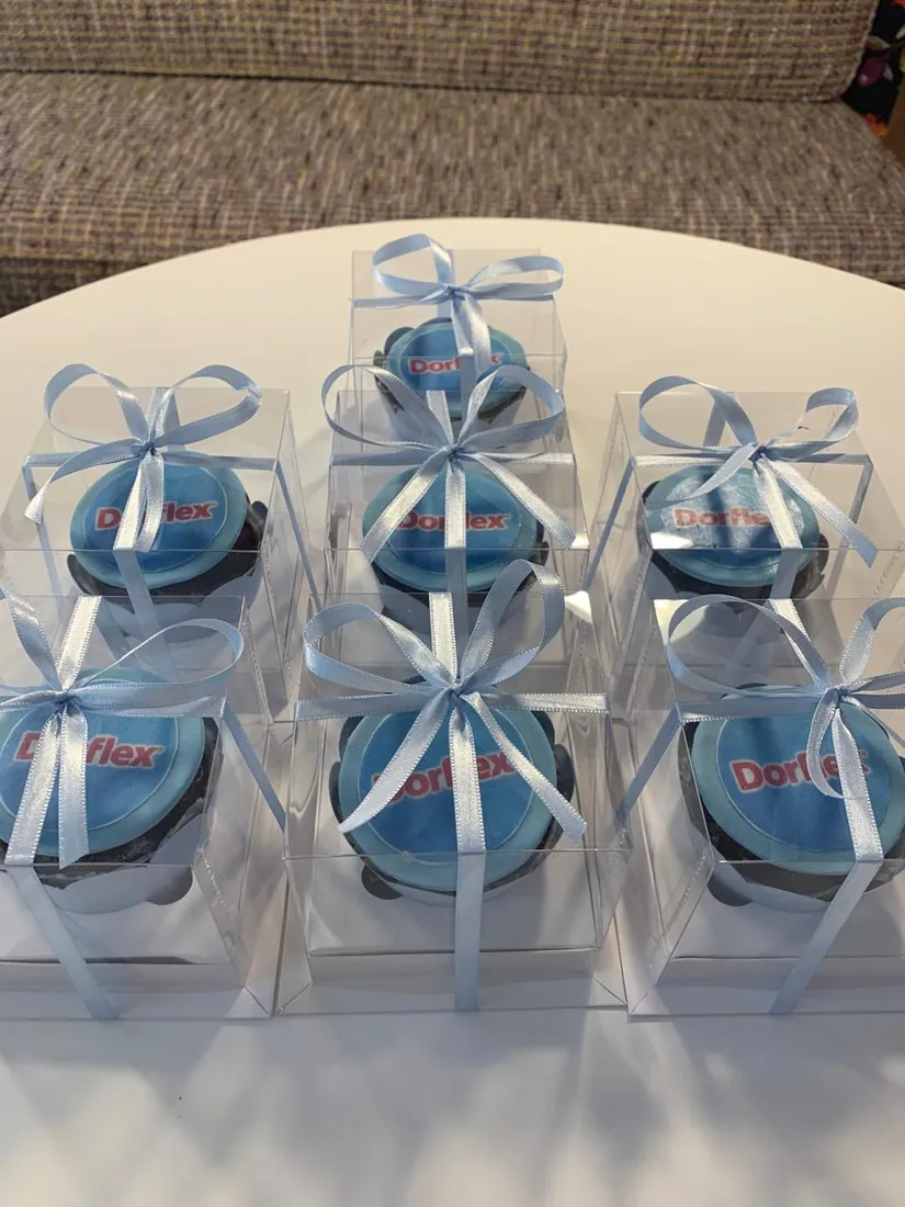 Cupcake personalizado com logo Dorflex em caixa acrílica | Le Malu