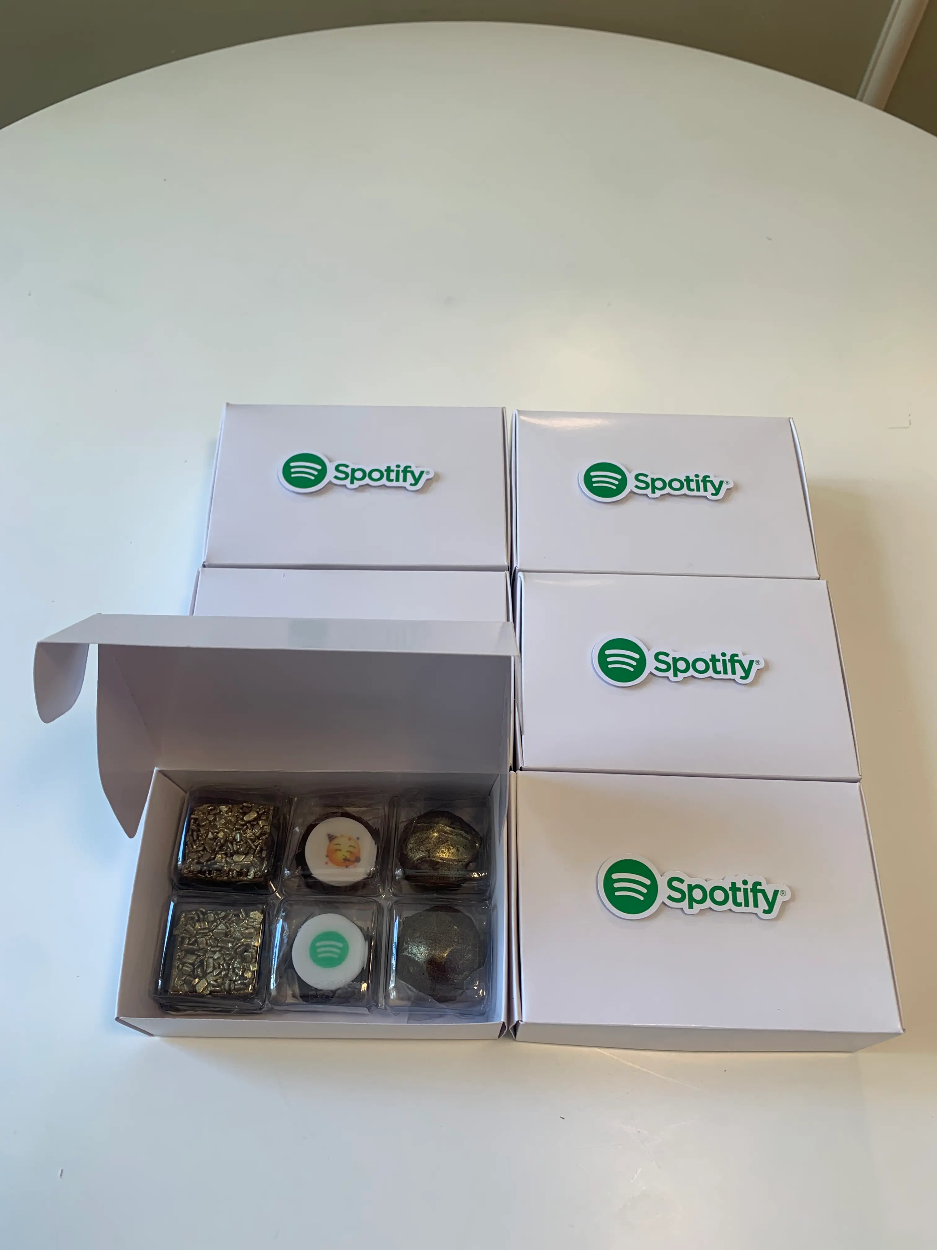 Mix de doces na caixa personalizada com logo Spotify | Le Malu