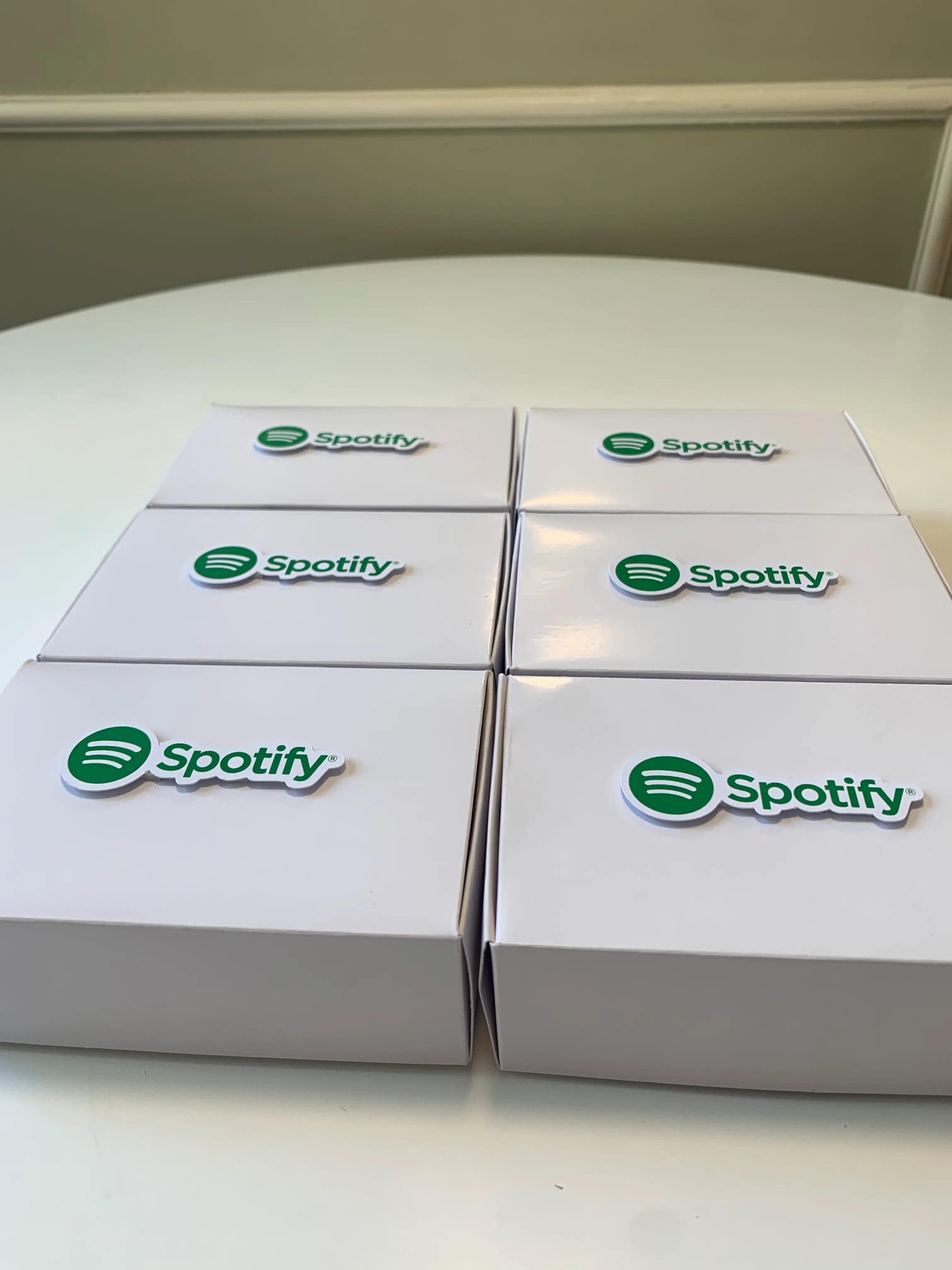 Mix de doces na caixa personalizada com logo Spotify | Le Malu